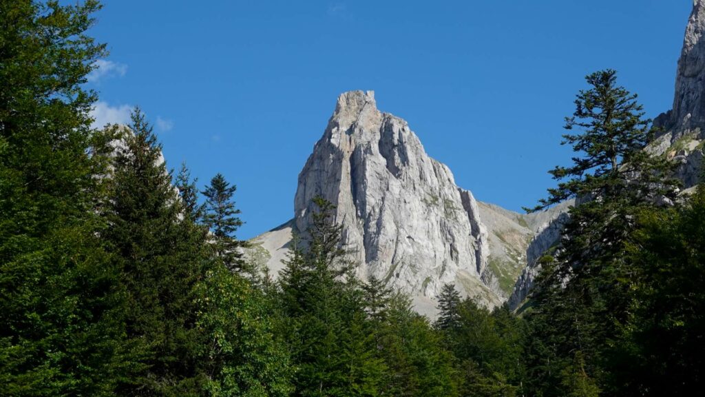 Les plus belles randonnées du vallon classé de La Jarjatte : point de vue face au gîte de La Jarjatte