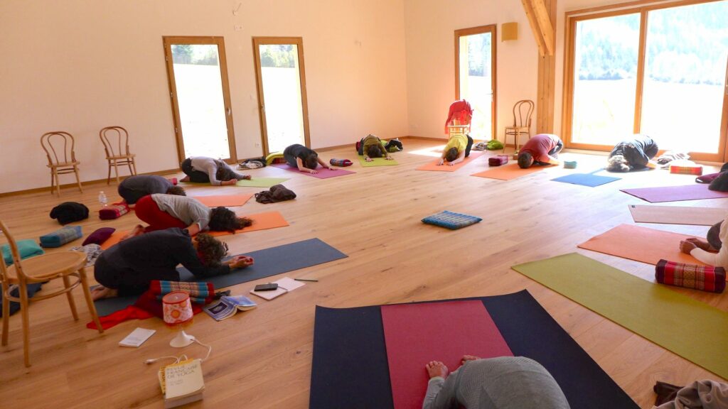 Séance de yoga avec Catherine Gros au Gîte de La Jarjatte