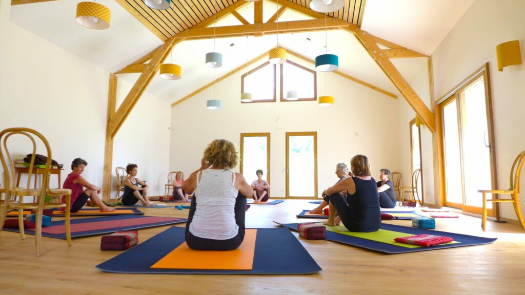 Séance de Hatha Yoga avec Catherine Gros au Gîte de La Jarjatte dans le Vercors