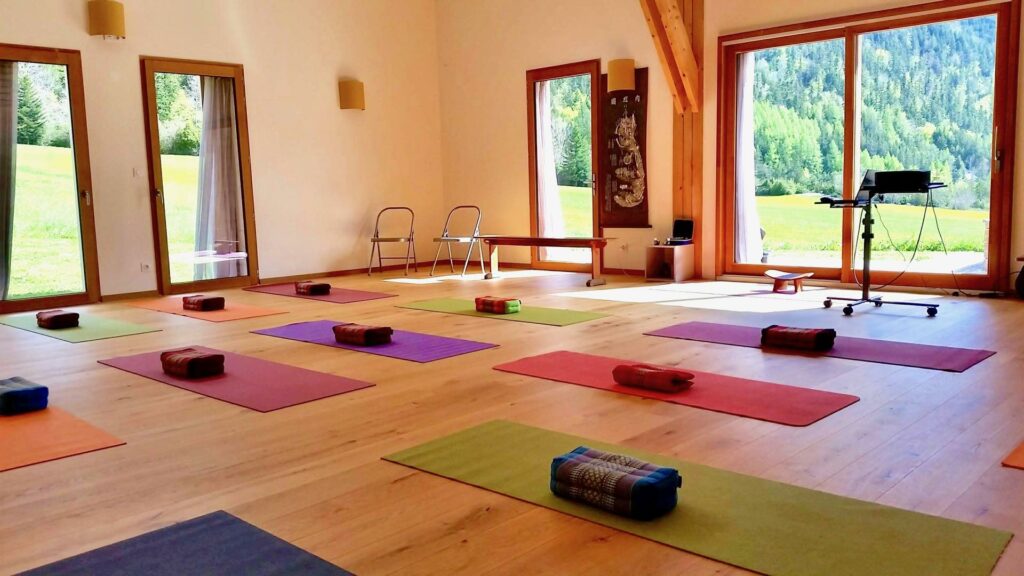 Hatha Yoga avec Catherine Gros : salle de pratique dans les montagnes de la Drôme