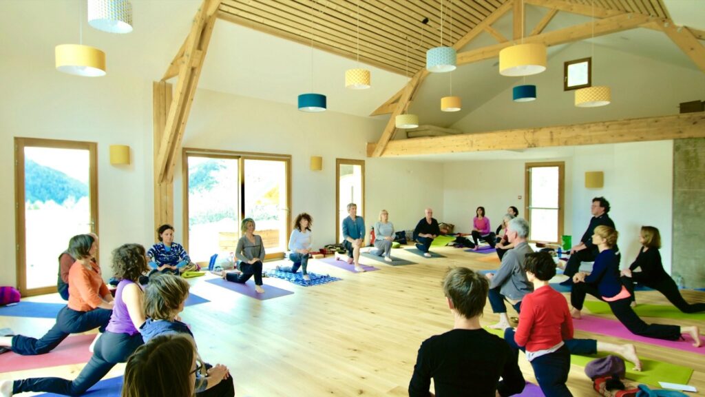 David Leurent en séance de yoga au gîte de La Jarjatte