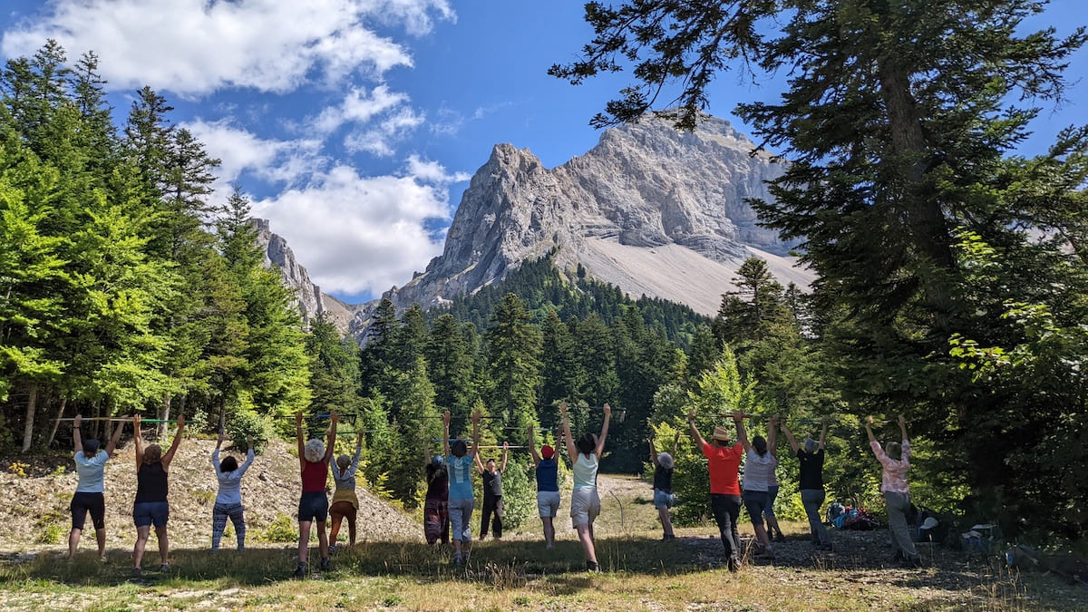 Séance de Qi Gong au pied des Aiguilles de la Jarjatte