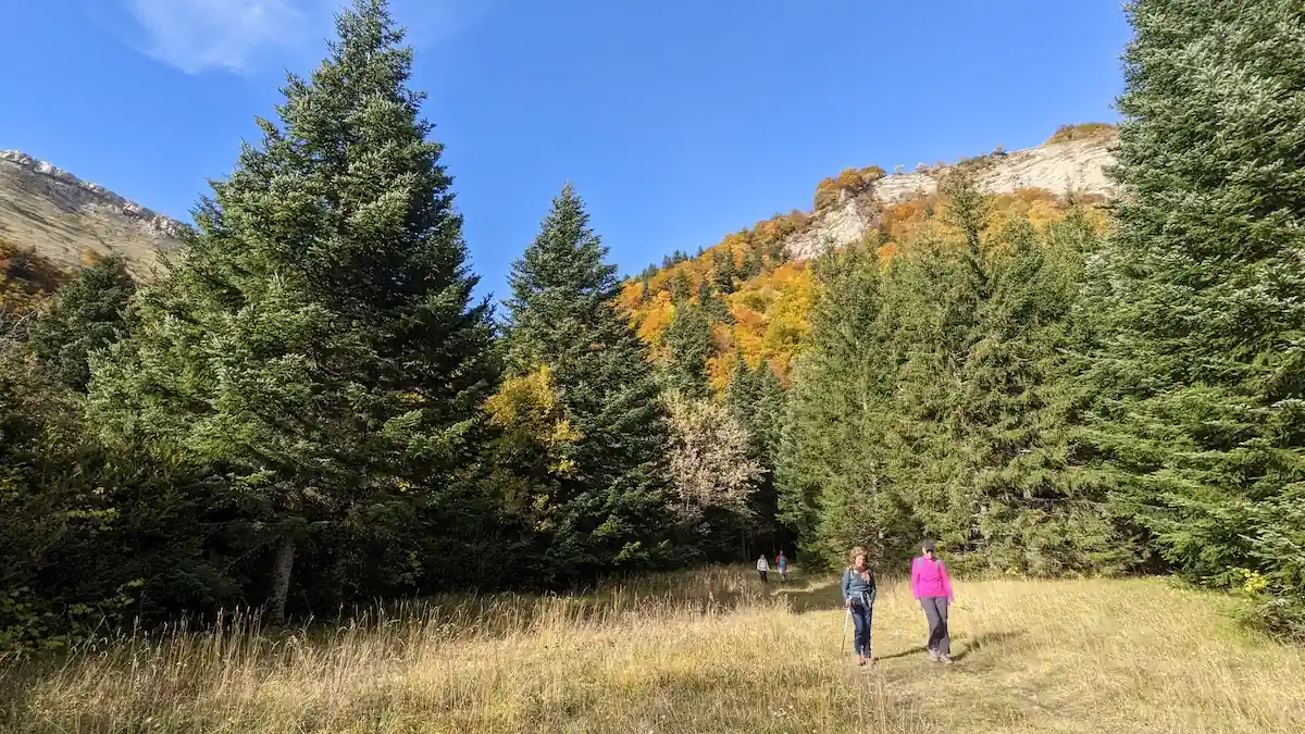 Randonnée d'automne dans le vallon de La Jarjatte après une séance de yoga.