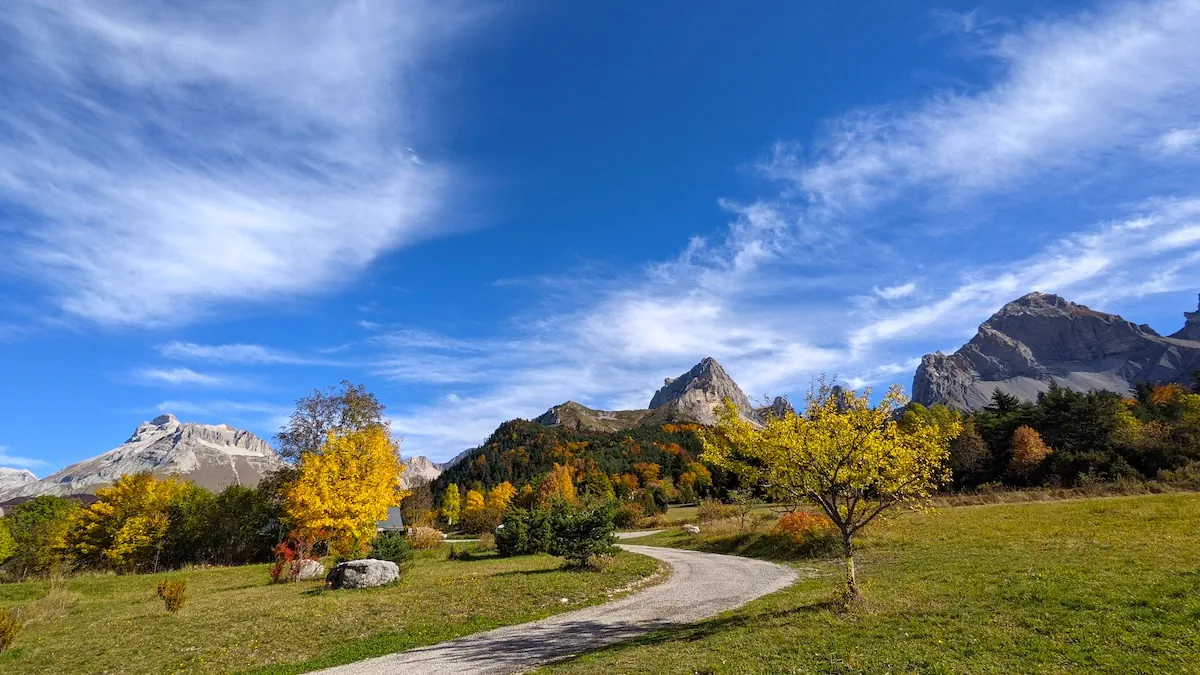 Lumière d'automne sur les aiguilles de Lus la Croix-Haute depuis le Valgabondage.