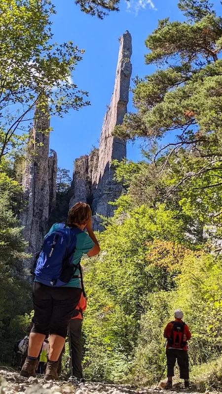 Balade automnale au pied des spectaculaires sucettes de Borne en Haut-Diois.