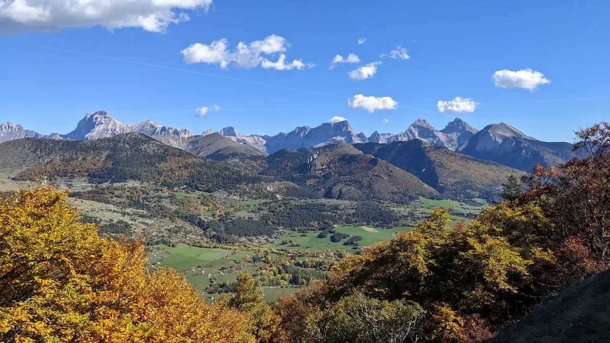 Ciel lumineux d'automne au-dessus de la chaine du Dévoluy.